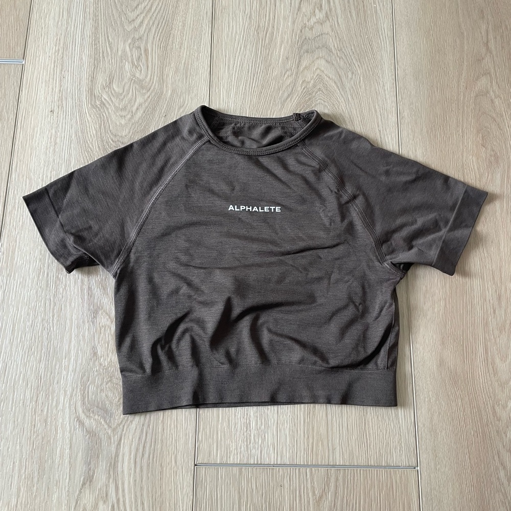Alphalete Mocha crop